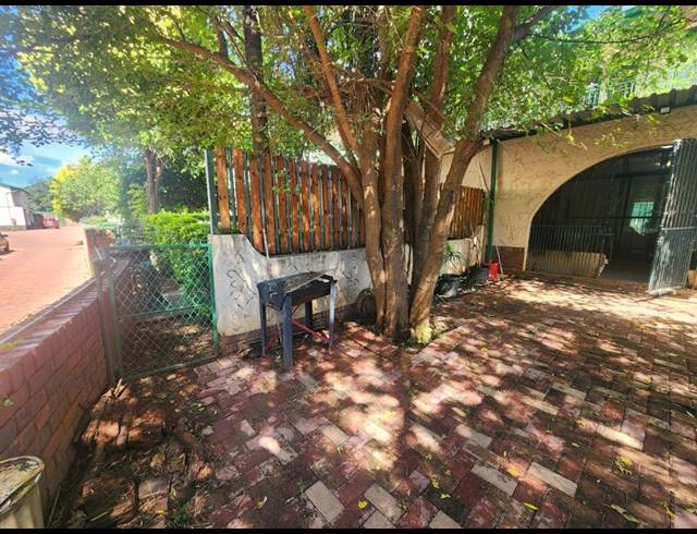 3 BEDROOM TOWNHOUSE FOR SALE IN SINOVILLE